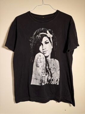 Amy Winehouse Graphic T Shirt Black 100% Cotton Size L Distressed Faded